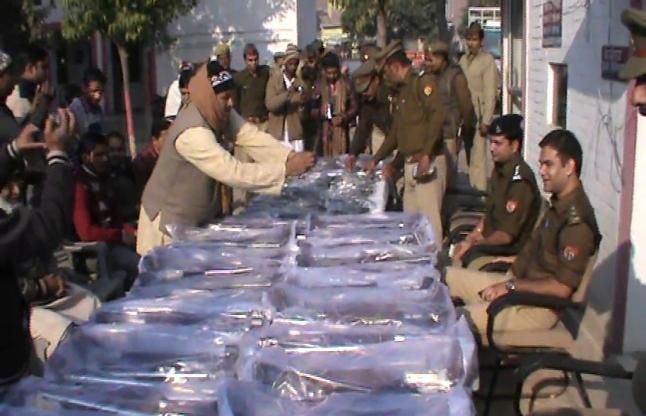 illegal weapons Breaking: चुनाव से पहले इतने हथियार देख पुलिस के छुटे पसीने