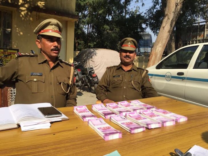 jhansi चेकिंग के दौरान तीन जगह से मिले 48 लाख रुपये