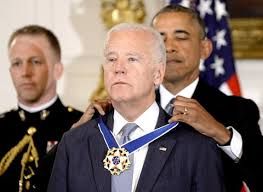 Joe Biden With Presidential Medal of Freedom ओबामा ने बेस्ट फ्रेंड को दिया 'प्रेजिडेंशियल मेडल ऑफ फ्रीडम' अवार्ड