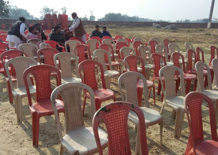 no man नोटबंदी के बाद किसानों ने भाजपा को नकारा, खाली रहीं कुर्सियां!