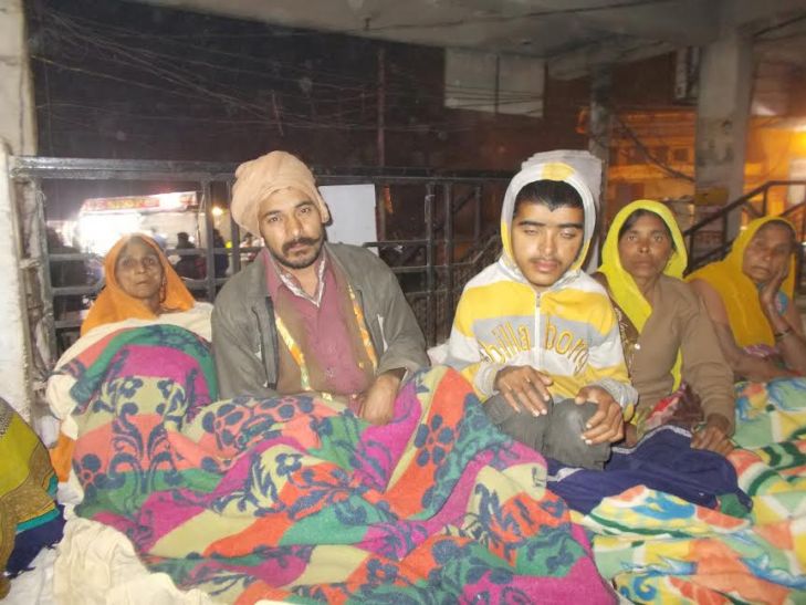lakhimpur कड़ाके की ठंड में फूटपाथ रात गुजार रहे दर्जनों परिवार