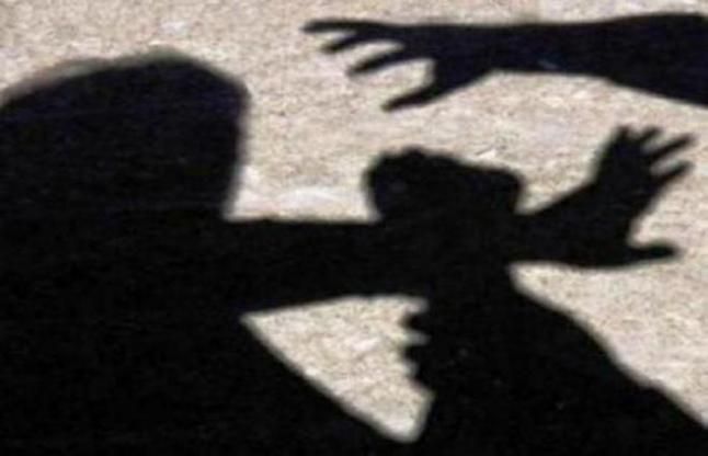 girl molestation दबंगों ने सरेआम युवती को पीटा, 100 नंबर ने फिर दिया धोखा