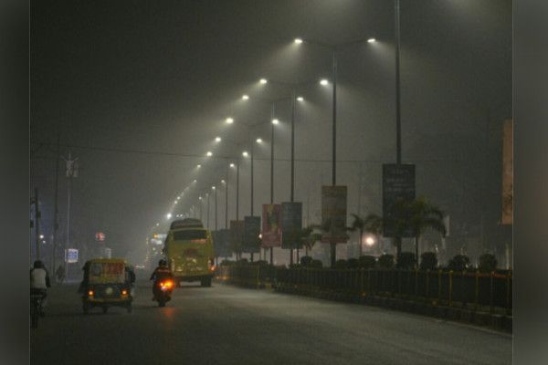 cold weather : shivering people, saturday schools सर्दी का सितम: यहां कांप रहे लोग, शनिवार को स्कूलों की छुट्टी