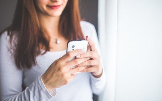 cyber fraud फ़ोन पर GIRLS भेज रहीं फ्रेंड रिक्वेस्ट, गलती से भी ना करें एक्सेप्ट, जानें क्यों...