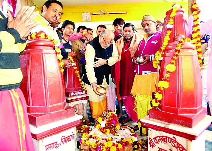 pm modi brother PM MODI के भाई पहुंचे पीताम्बरा पीठ, अमित शाह व राजनाथ सिंह भी ले चुके हैं मां की शरण