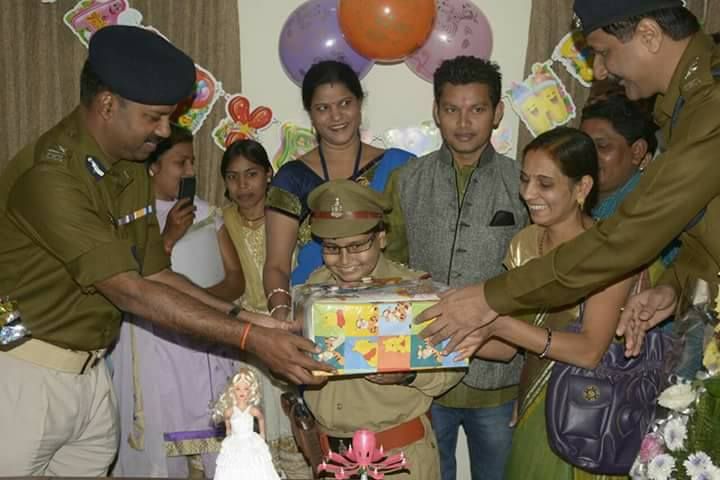 raipur police ...आखिर बस्तर पुलिस जनता के भरोसे के लिए ऐसा क्यों नहीं करती?