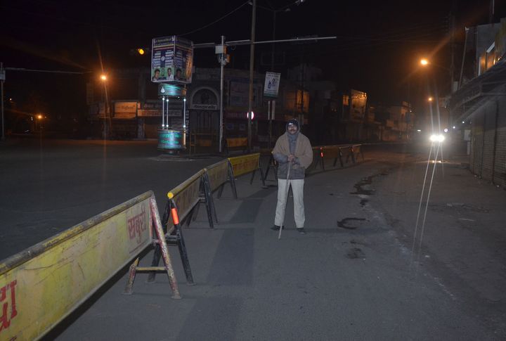 Winter Titurai uniform, Silence lies at intersecti सर्दी में ठिठुराई वर्दी, चौराहों पर पसरा सन्नाटा