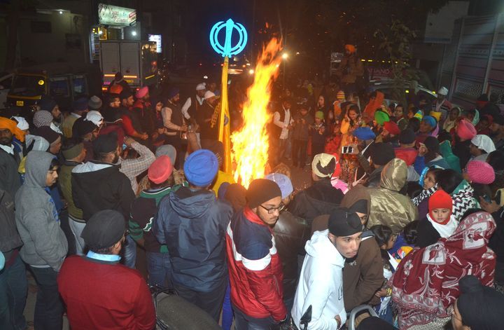 sikh-society-celebrated-lohri सिख समाज ने मनाई लोहड़ी