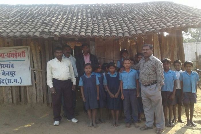 gariaband school सालों बाद तबेले में संचालित हो रहे स्कूल की सुध लेने पहुंचे शिक्षा अधिकारी