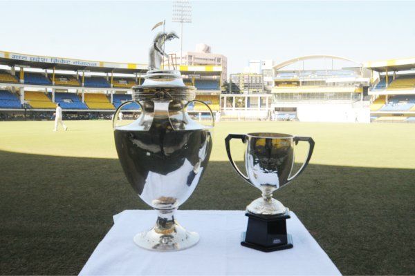 trophy हर बार रणजी फाइनल में लाते हैं 15 किलो चांदी की ट्रॉफी, 49 साल से जारी है सफर