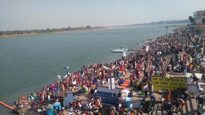 Makar Sankranti आस्था के आगे हारी ठंड, लाखों ने लगायी मां नर्मदा में डुबकी