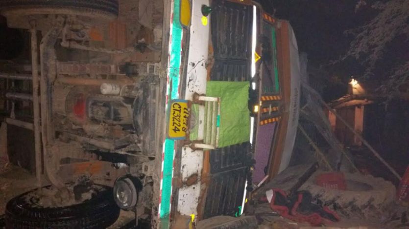 barabanki दो साईकिल सवारों का काल बन गया तेज रफ्तार ट्रक, अनियंत्रित होकर पलटा