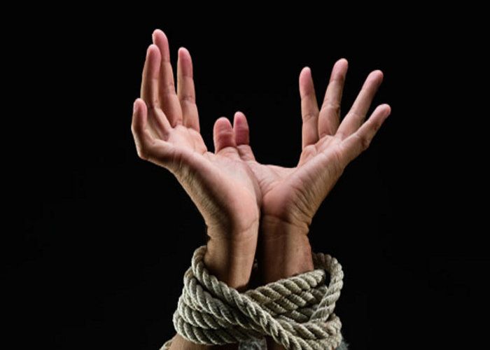 uncle kidnapped minor girl मुंहबोले चाचा ने घर वालों को खिलाया नशीला पदार्थ फिर भतीजी को किया अगवा