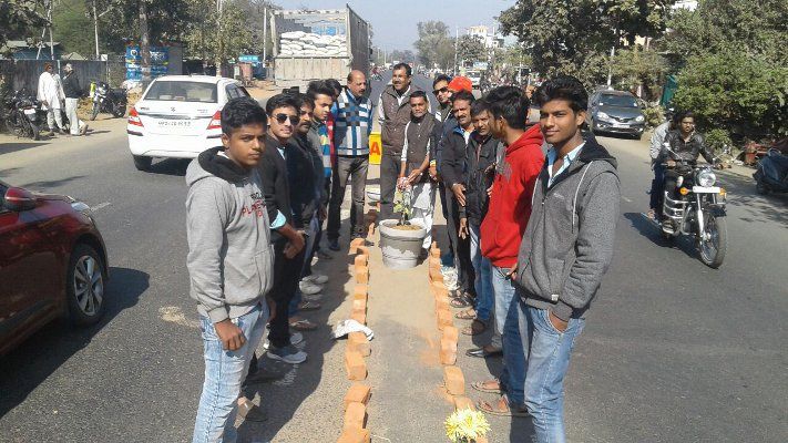 National Highway, प्रशासन से परेशान रसूलिया की आवाज ग्रुप ने चलाया डिवाइडर गोद अभियान
