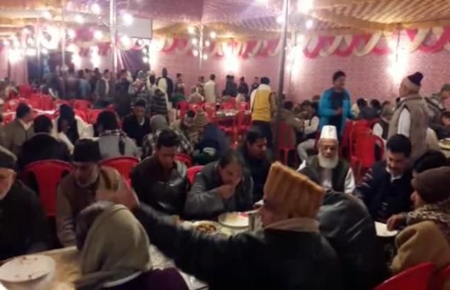 SP Minister Iqbal Mahmood 'मुर्गे-बिरयानी की खातिर' सपा कैबिनेट मंत्री ने जमकर उड़ाई आचार संहिता की धज्जियां, देखें वीडियो