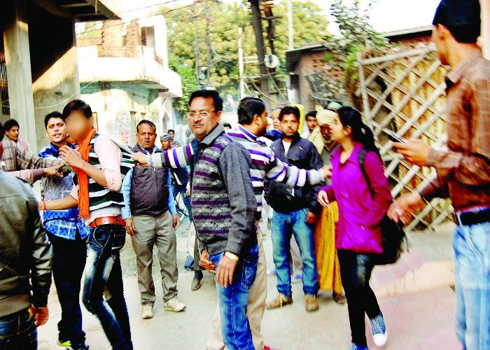 girl bravery 10 मीटर तक घिसटती रही छात्रा मगर न मोबाइल छोड़ा और ना आरोपी