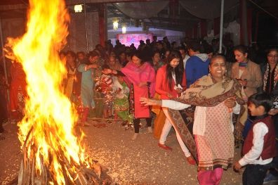 Lohri festival celebrated मातृ पूजन कर मनाया लोहड़ी पर्व