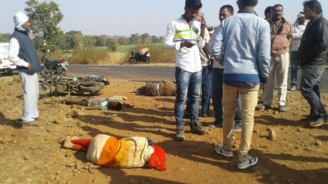 Subsequently, the husband and wife were injured. सड़क पर तड़पते रहे पर कोई मदद के लिए नहीं आया