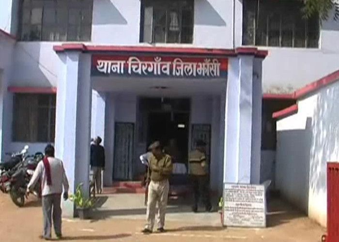 Chirgaon जुआ खेलते 12 लोगों को पुलिस ने किया गिरफ्तार, 5550 रूपये बरामद