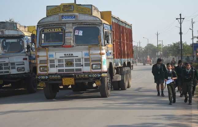 DDM parking of heavy vehicles on the road डीडीएम रोड पर भारी वाहनों की पार्किंग