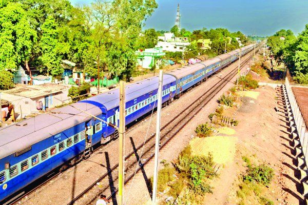 electrification 2018 से जबलपुर लाइन के ट्रैक पर दौड़ेंगे इलेक्ट्रिक इंजन