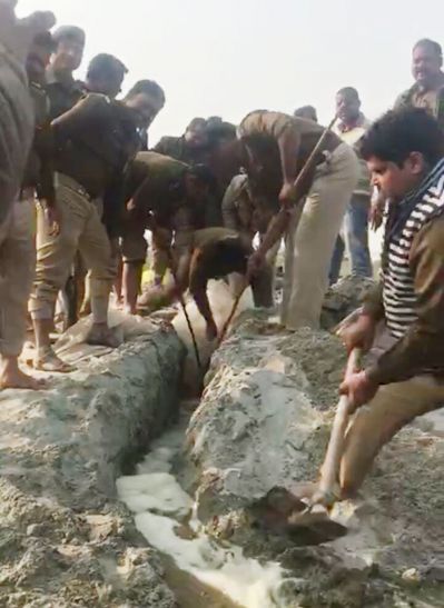 Kachchi Sharab OMG : पुलिस भी हो गयी हैरान जब सरयू नदी में बहने लगी शराब