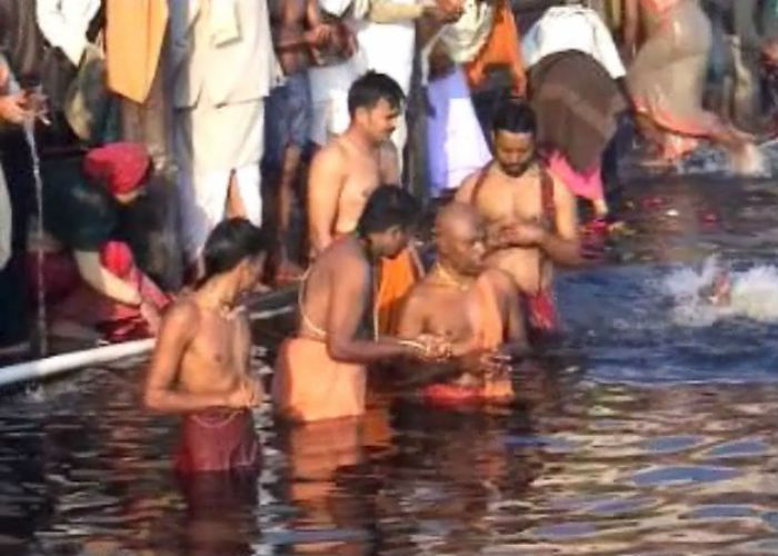 makar sankranti celebration मकर संक्रांति पर हजारों श्रद्धालुओं ने लगाई यमुना में डुबकी