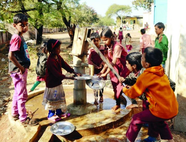 Neemuch खुद अपनी जर्जरता पर आंसू बहा रहा माध्यमिक विद्यालय हिंगोरिया