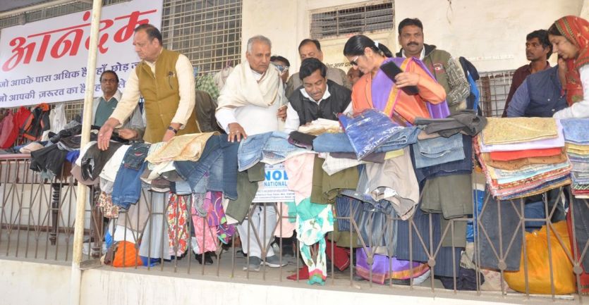Put, Cloth, Wall, Righteousness, Anandit, Ratlam, नेकी की दीवार पर कपडे़ रख हुए आनंदीत