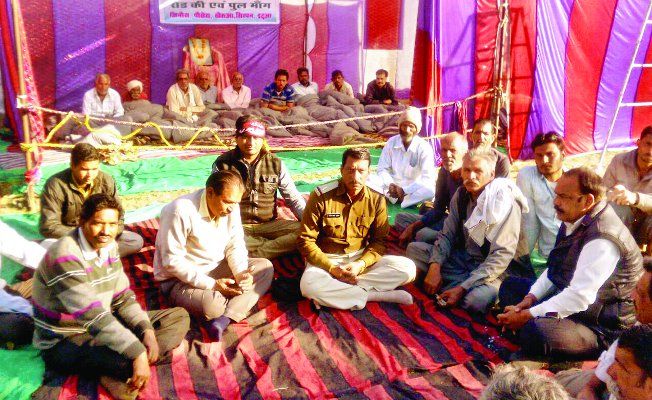 hunger पांचवें दिन भी अनशन जारी, तीन लोग फिर हुए बीमार