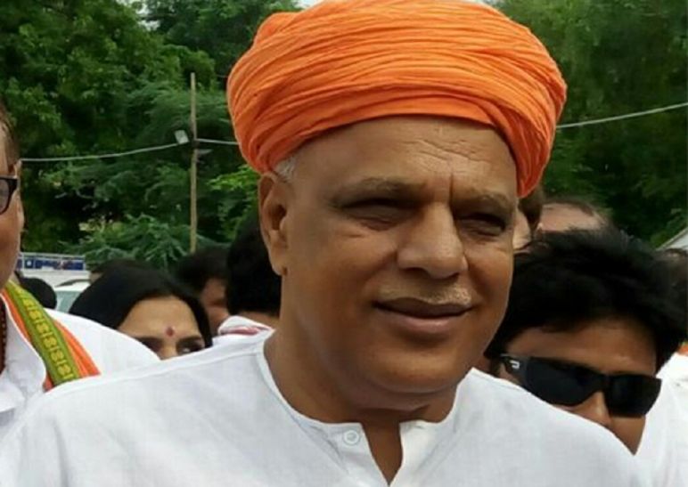 Virendra Singh Mast and Narendra Modi बीजेपी सांसद के बिगड़े बोल, चरखा चलाते तस्वीर छप गयी तो क्या फांसी दोगे