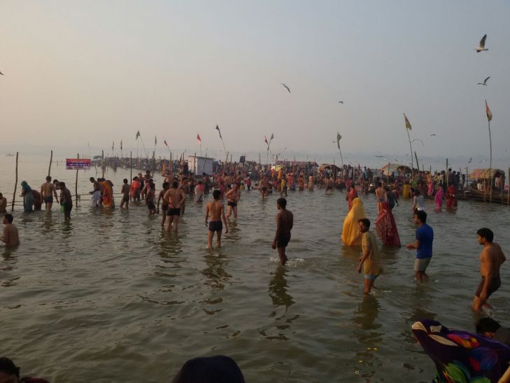 Makar sankranti मकर संक्रांति पर संगम पहुंचे 60 लाख स्नानार्थी