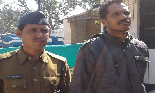murder accused होमगार्ड के जवान ने टांगी से ग्रामीण को उतारा था मौत के घाट, गाली से था परेशान