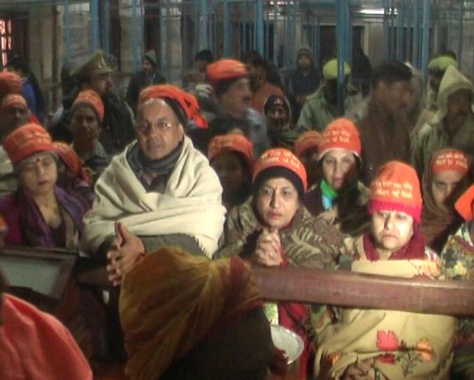 temple गुरु गोरक्षनाथ मंदिर में अभी तक 2 लाख से ज्यादा लोगों ने चढ़ाई बाबा को खिचड़ी