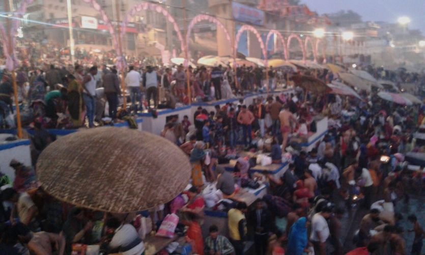 Makar Sankranti आस्था के आगे ठंड हारी, लाखों ने लगायी गंगा में डुबकी