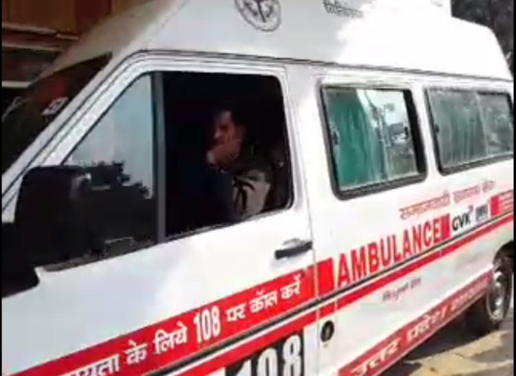 bus आचार सहिंता का उलंघन, सड़कों पर खुलेआम प्रचार कर रही समाजवादी एम्बुलेंस