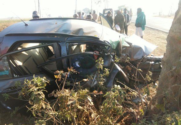 Car clashed with tree दर्दनाक हादसा : पेड़ से भिड़ गई तेज रफ्तार Car, महिला सहित 3 की मौत, पति गंभीर