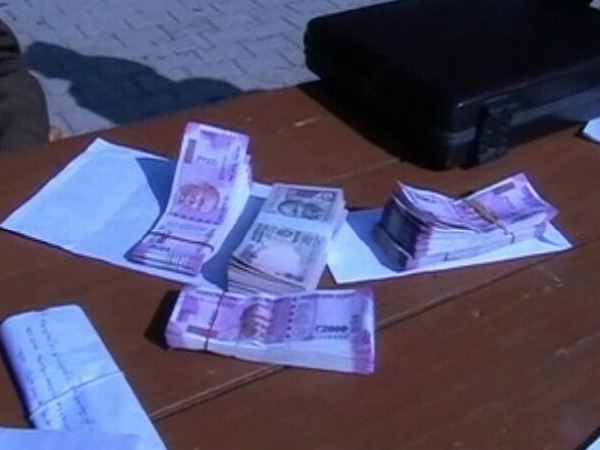 checking चेकिंग के दौरान तकरीबन तीन लाख रूपये बरामद
