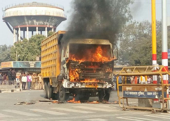 Violence, fire in truck पिता-पुत्र की मौत के बाद मैनपुरी में बवाल, ट्रक फूंका