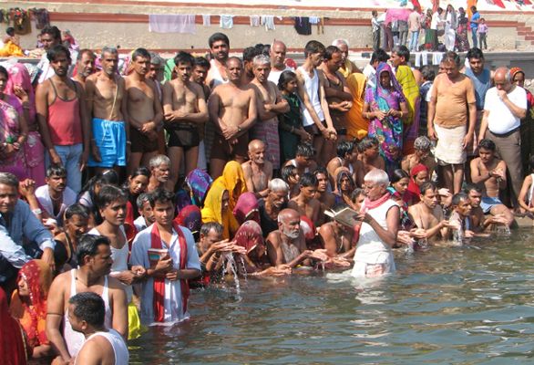 Devotees take a dip in Omkareshwar नर्मदा किनारे लाखों श्रद्धालुओं ने लगाई आस्था की डुबकी
