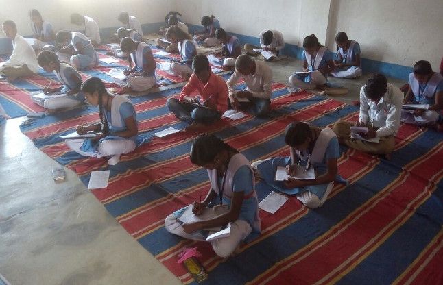 493 schools have no furniture ४९३ स्कूलों में नहीं फर्नीचर