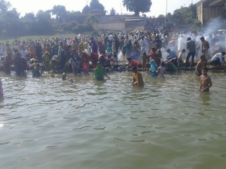 narmade ठंड पर भारी पड़ी आस्था, ठिठुरते हुए कहा नर्मदे हर...