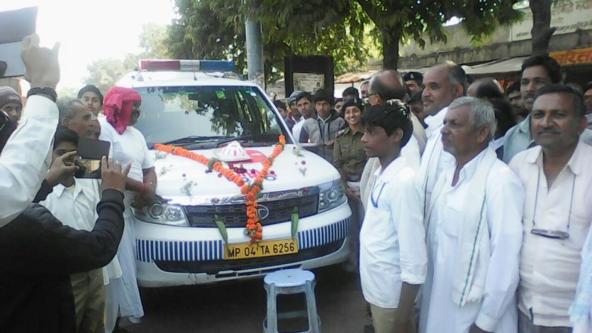 Dial 100 यहां केक काटकर मनाया डायल 100 का जन्मदिन