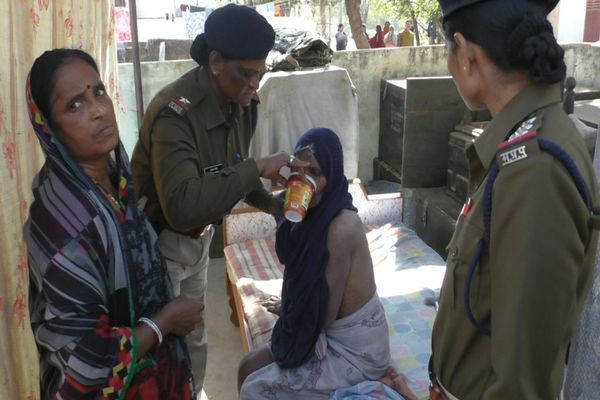 inhuman behaviour कड़ाके की ठंड में भूखी-प्यासी मां को सब इंस्पेक्टर बेटे ने जंजीरों से बरामदे में बांधा