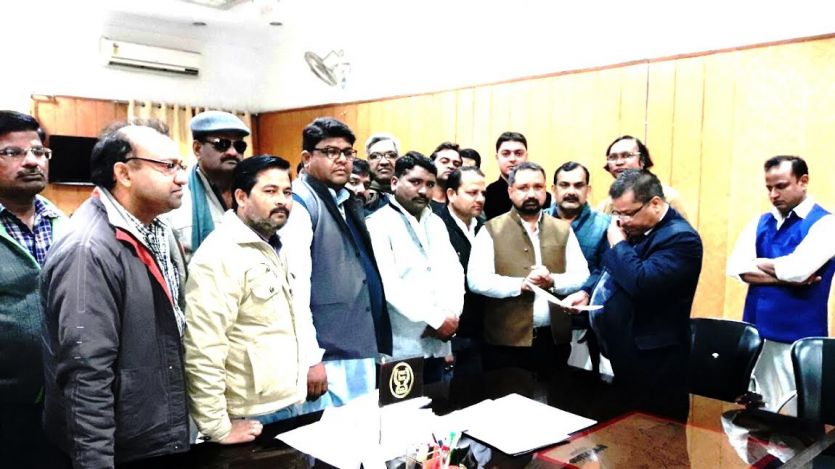 jhansi रुपयों की धरपकड़ से व्यापारी परेशान, कलेक्ट्रेट में किया प्रदर्शन