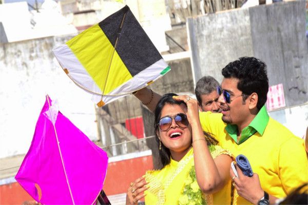 the day goes on kite flying तू मेरी पतंग, मैं तेरी डोर...आसमान सतरंगी, तो छतें हुई गुलजार