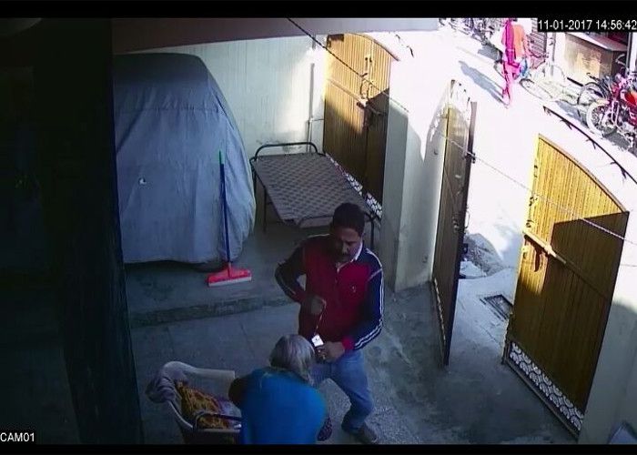 live loot Live Video रिटायर्ड मेजर की पत्नी से पता पूछने के बहाने घर में घुसे बदमाश ने किया ये काम