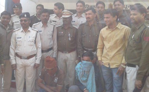 loot accused in custody Baseball स्टीक के टुकड़े से लुटेरों तक पहुंची Police, व्यापारी से लूटे थे 2 लाख