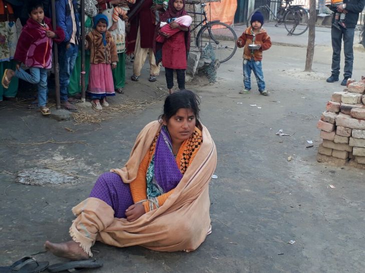 woman महिला के हाथ-पैर बांधकर सड़क के किनारे छोड़ा