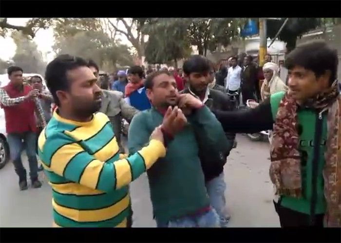 Moradabad दिनदहाड़े नाबालिग युवती के अपहरण की प्रयास, पिटाई के बाद आरोपी पुलिस के हवाले